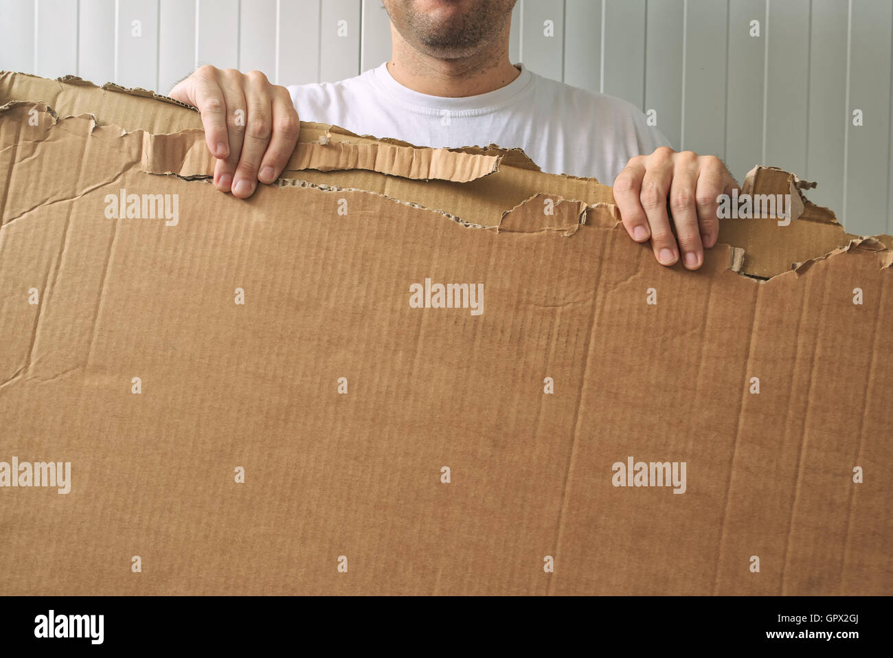 Uomo con cartone vuoto come copia di spazio per il vostro messaggio Foto Stock