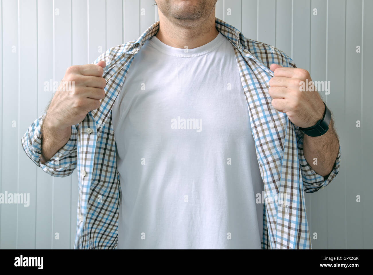 Guy rivelando t-shirt bianco come copia di spazio per mock up graphic design Foto Stock