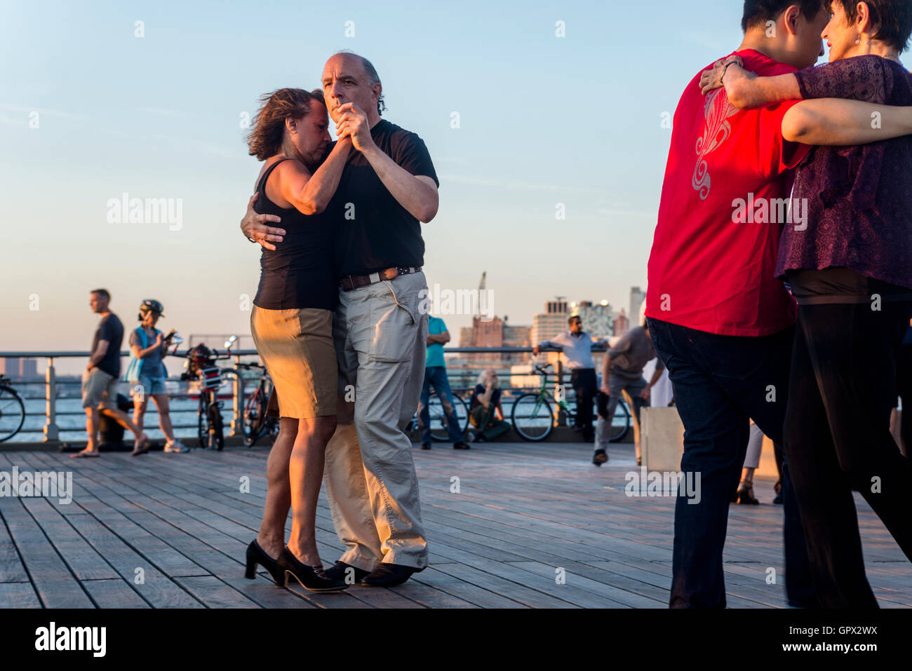 New York, Stati Uniti d'America - 5 Settembre 2016 - Tango su Christopher Street Pier in Hudson River Park ©Stacy Rosenstock Walsh/Alamy Foto Stock