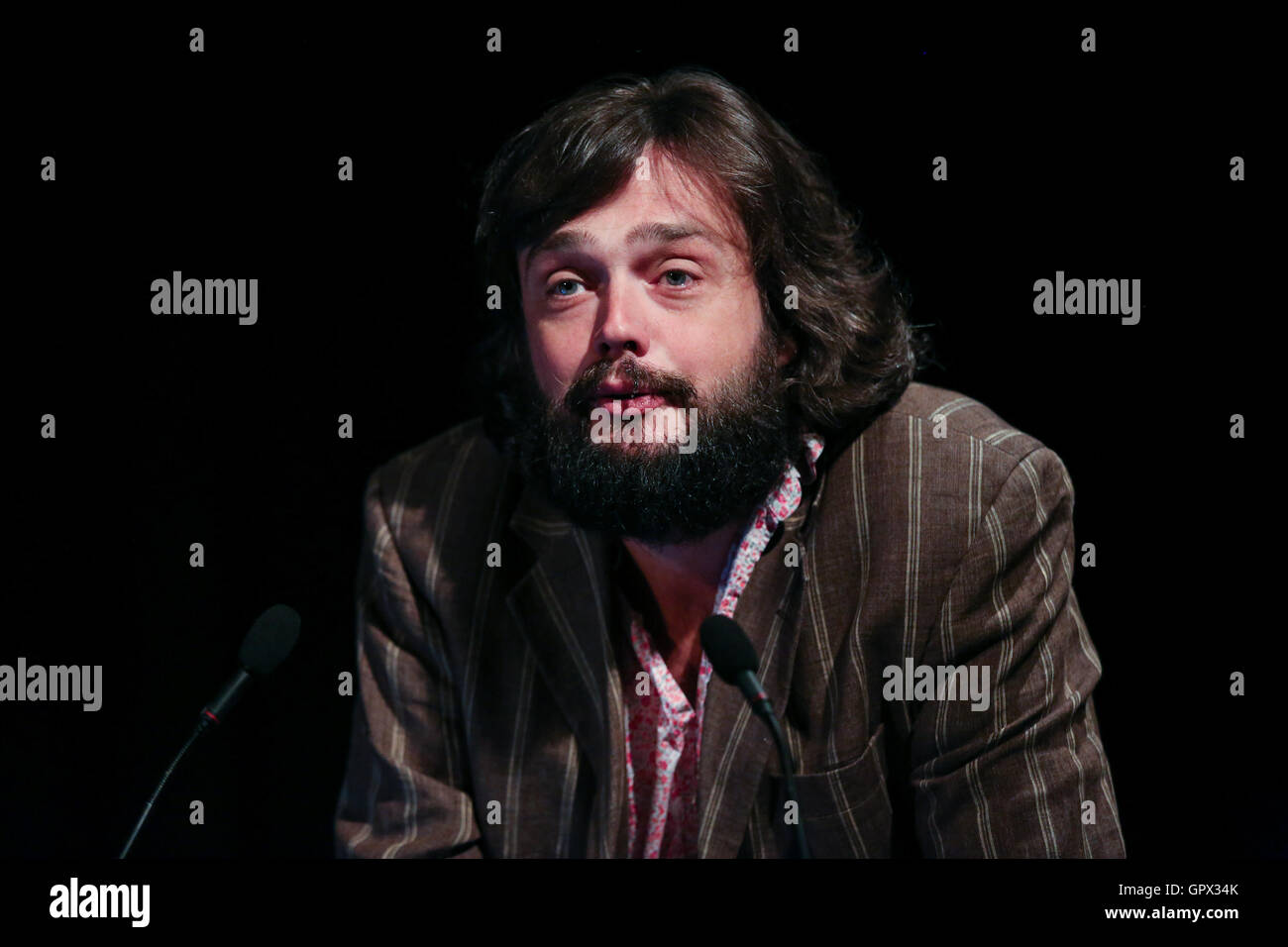 Viktor Wynd del Museo delle Curiosità parla alla chiusura del Leonora Carrington mostra al Leeds College of Art. Foto Stock
