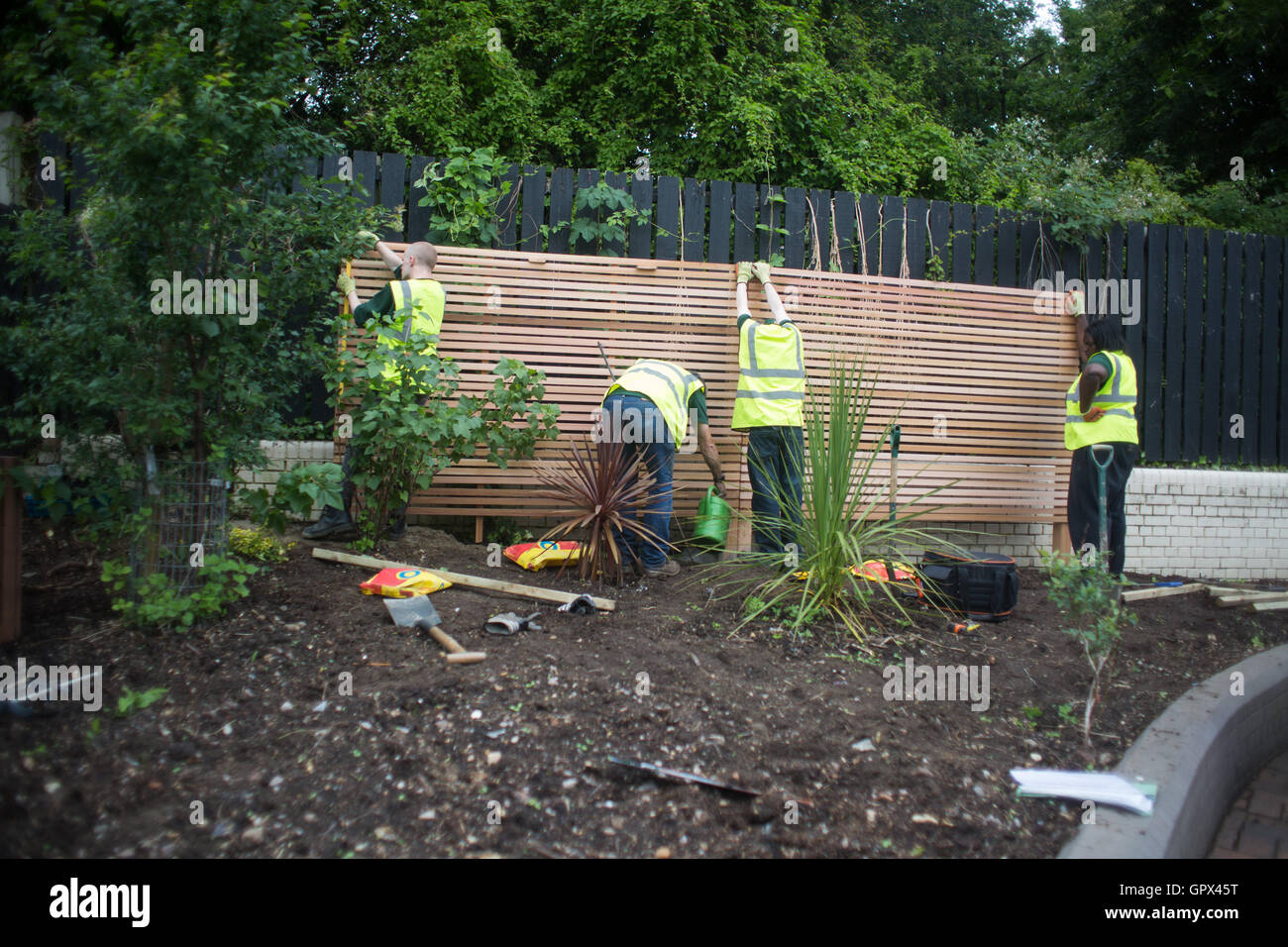 Stephen, Liam, Danica e Simon da Groundworks installare strutture a traliccio a Brondesbury Park Station come parte della generazione di Foto Stock