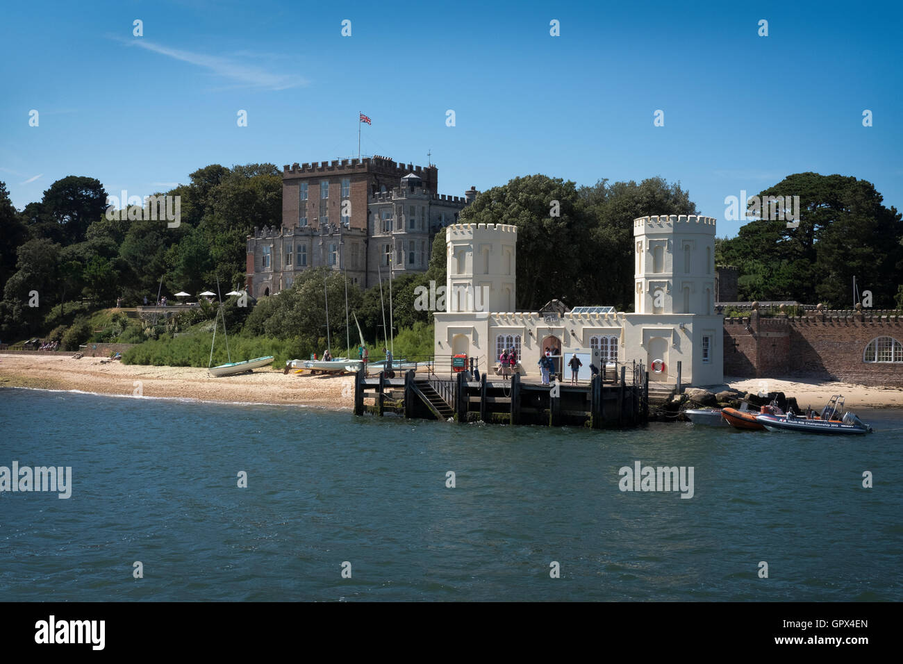 Brownsea Castle a Brownsea Island in Poole Harbour su un giorno glorioso con abbondanza di cieli blu Foto Stock