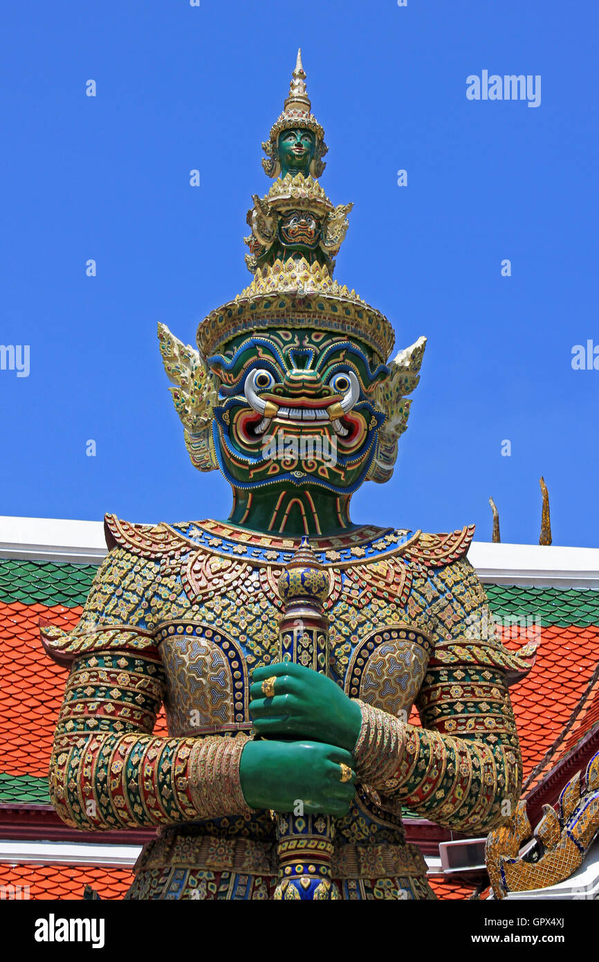 Il demone Guardiano 'Yaksha' chiamato Thotsakhirithon di Wat Phra Kaew, Grand Palace Bangkok Thailandia Foto Stock