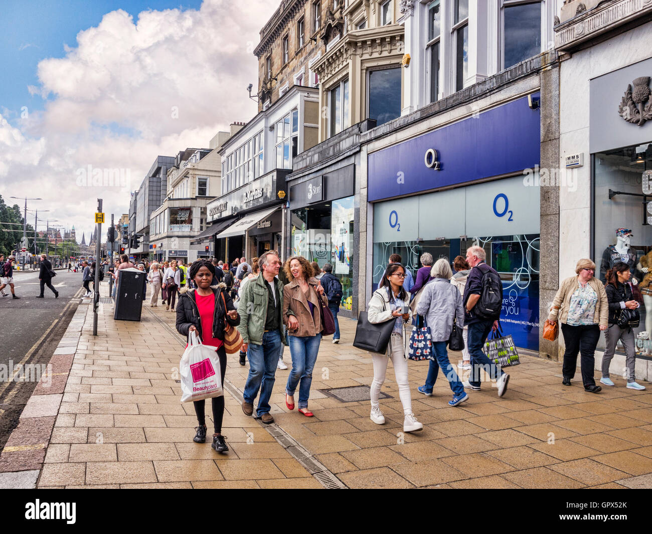 Shopping in Princes Street, Edimburgo, Scozia, Regno Unito Foto Stock