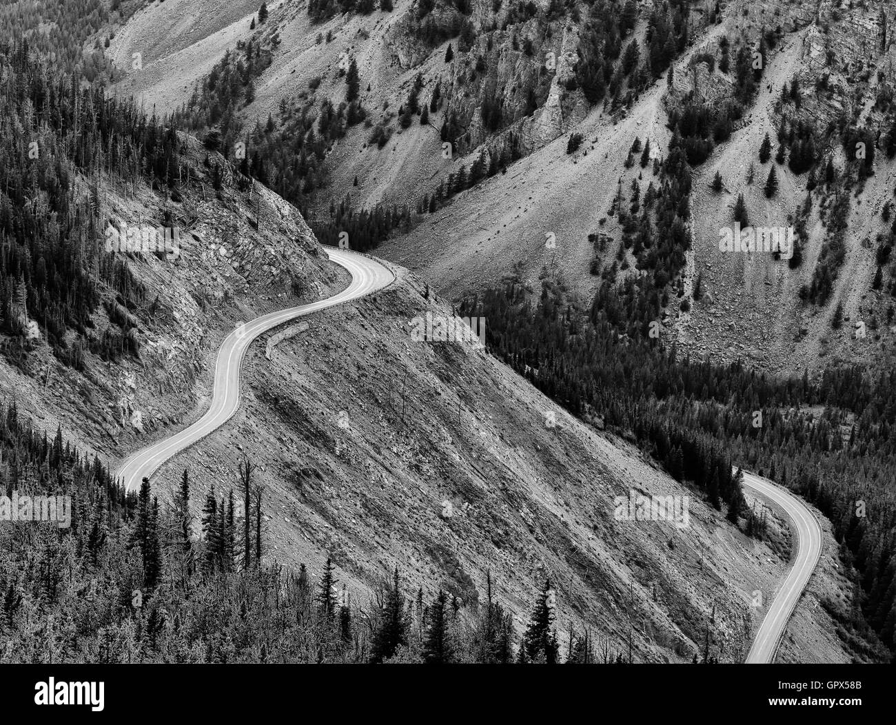 Portare il dente Highway - scenic mountain pass, strada tortuosa, angoli a forcina, cliff edge. Foto Stock