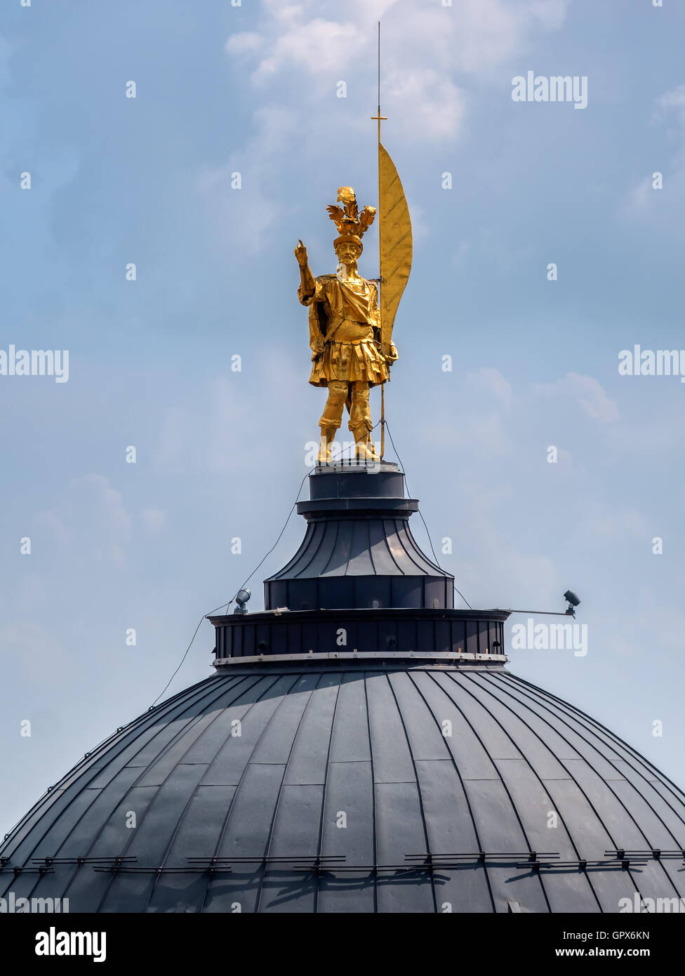 Statua sulla cima del duomo di Bergamo in Italia Foto Stock