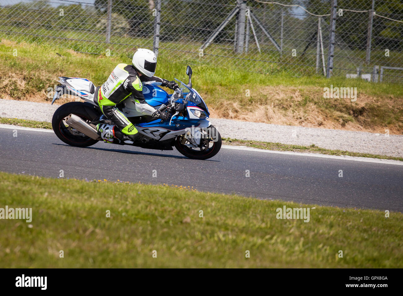 Motociclisti in corrispondenza di una via giornata cavalcando su pista a Mondello Park, nella contea di Kildare, Irlanda Foto Stock