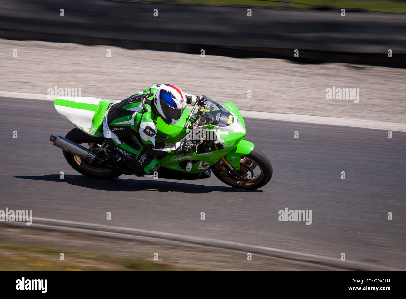 Motociclisti in corrispondenza di una via giornata cavalcando su pista a Mondello Park, nella contea di Kildare, Irlanda Foto Stock Motociclisti in corrispondenza di una via giornata cavalcando su pista a Mondello Park, nella contea di Kildare, Irlanda Foto Stock