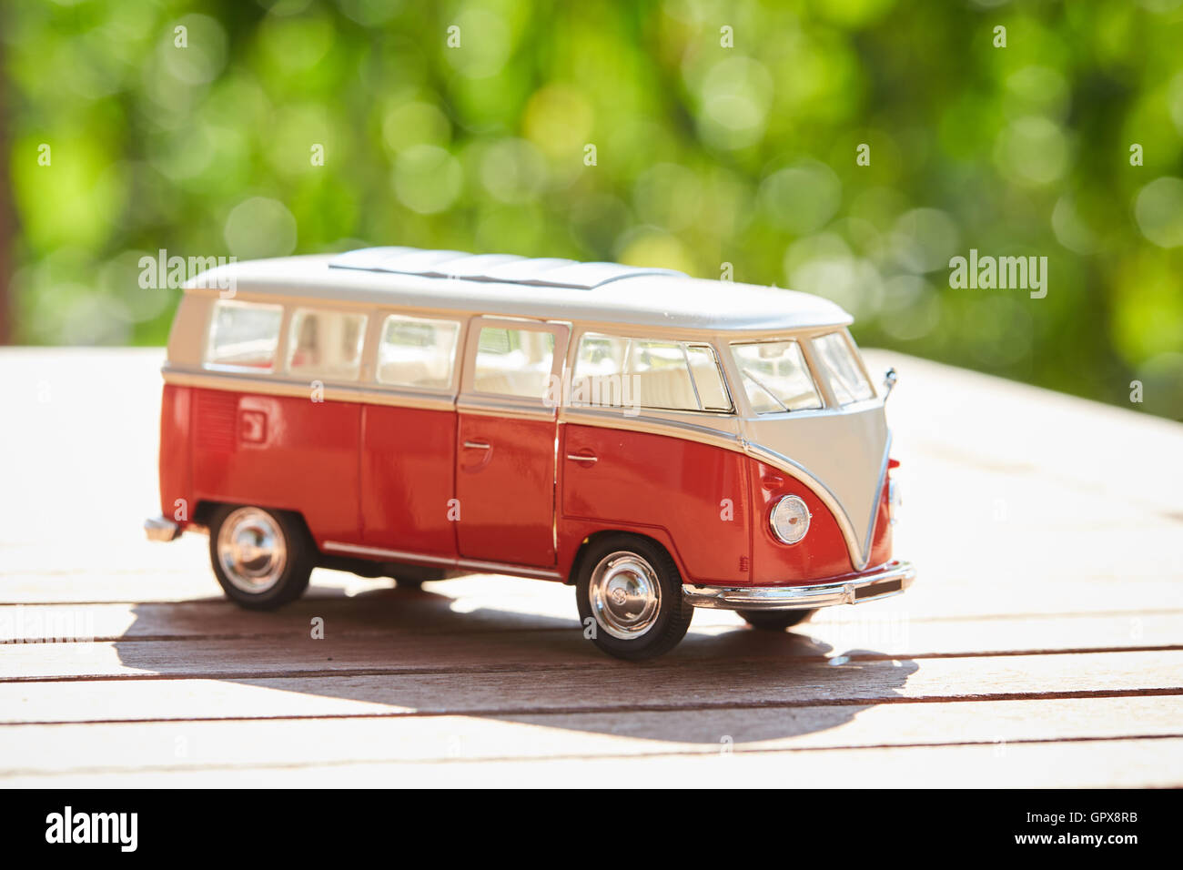 Figurina VW bus come un simbolo per le vacanze in estate Foto Stock