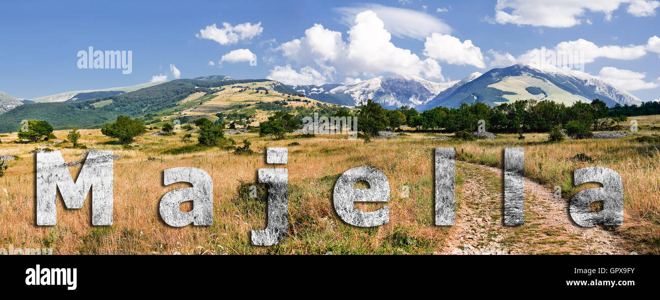 Panorama delle montagne del gruppo Majella da nord vista con testo Foto Stock