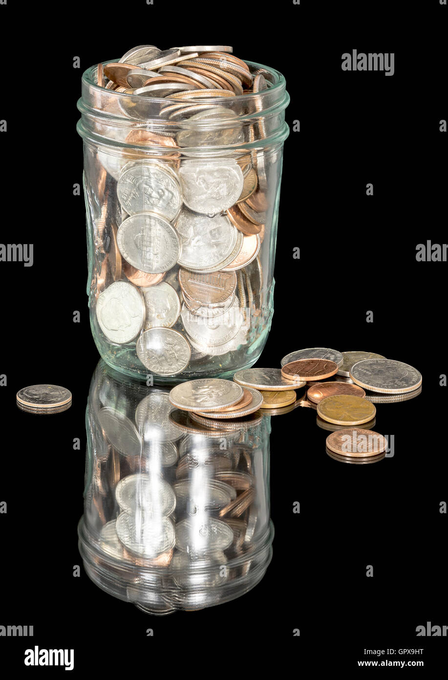 Molte monete che sono state salvate in un vaso Foto Stock