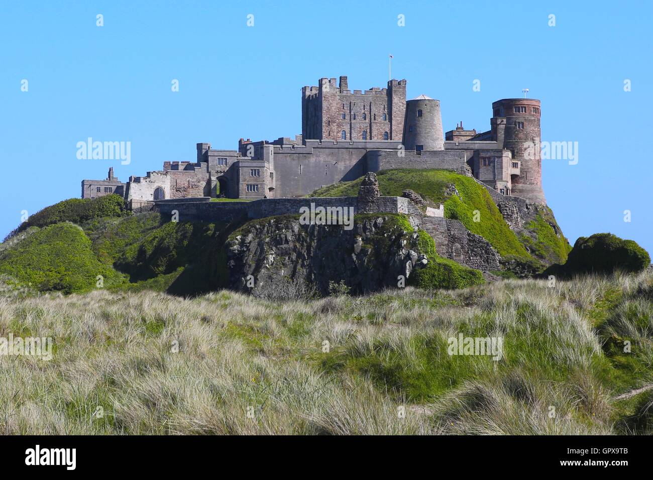 Castello sulla costa di Northumberland REGNO UNITO Foto Stock