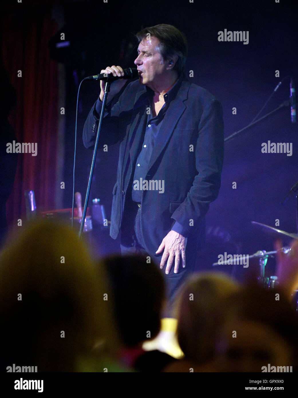 Bryan Ferry dei Roxy Music preforme a un corporate gig. Foto Stock