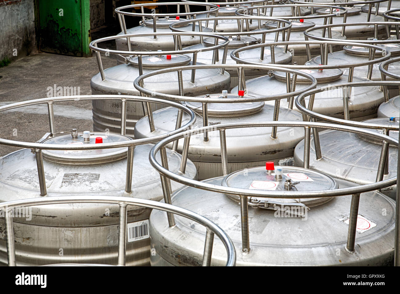 Moderne vasche di acciaio in una birra birreria Foto Stock