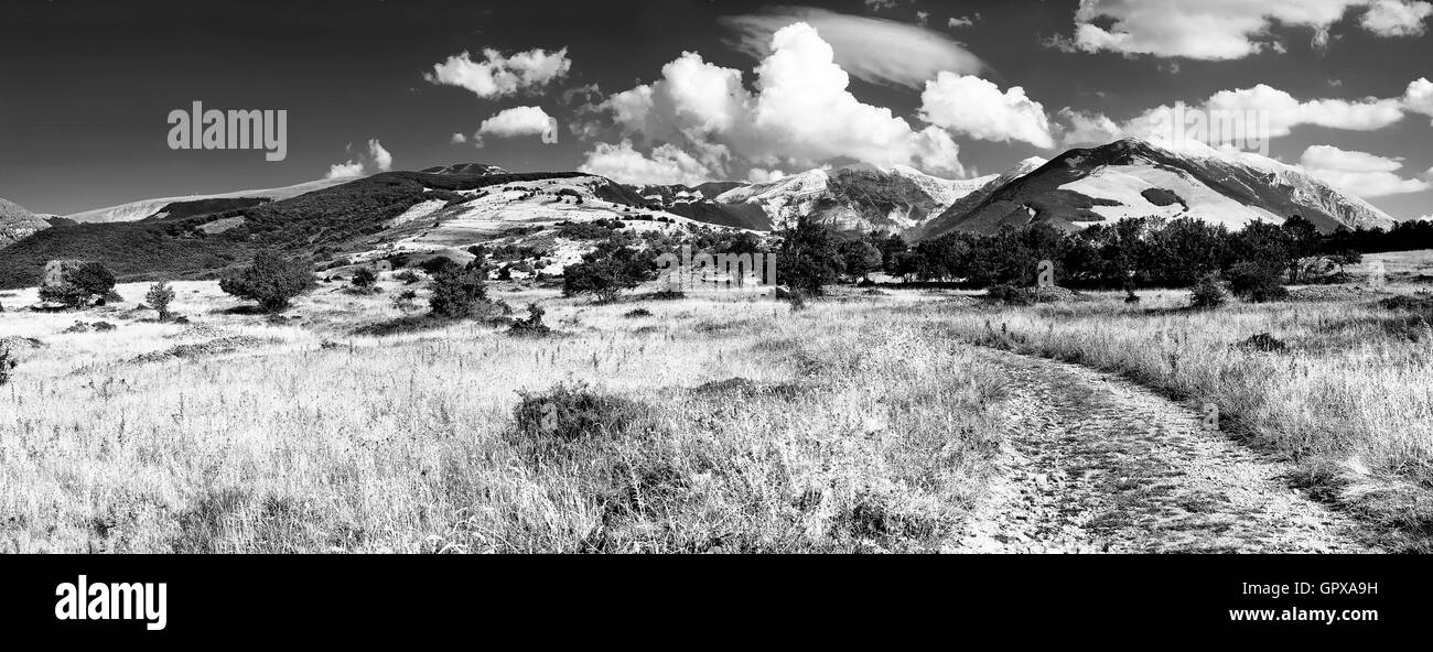 Panorama in bianco e nero del gruppo montuoso Majella da nord vista Foto Stock