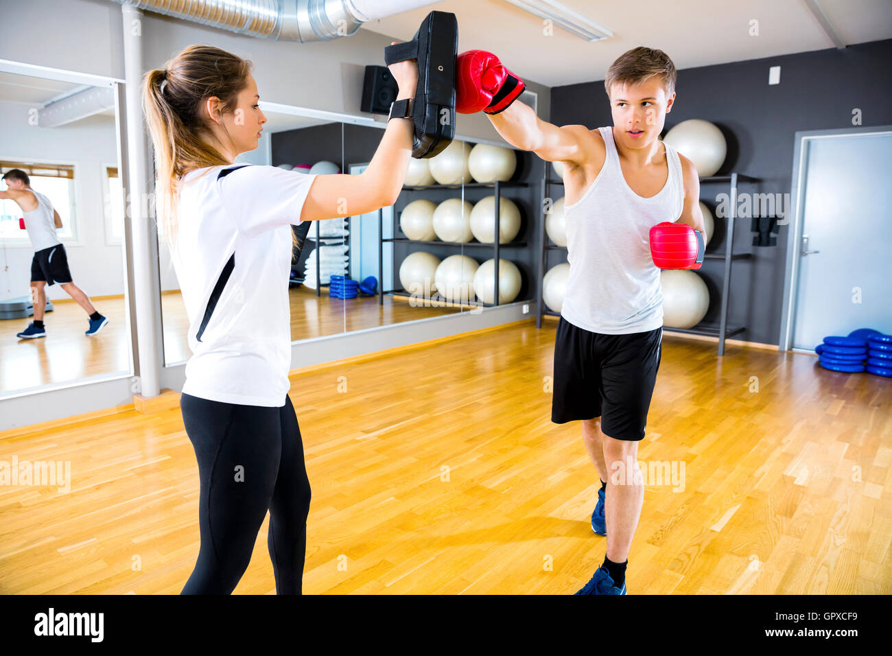Due persone dedicate alla formazione boxe presso la palestra fitness Foto Stock