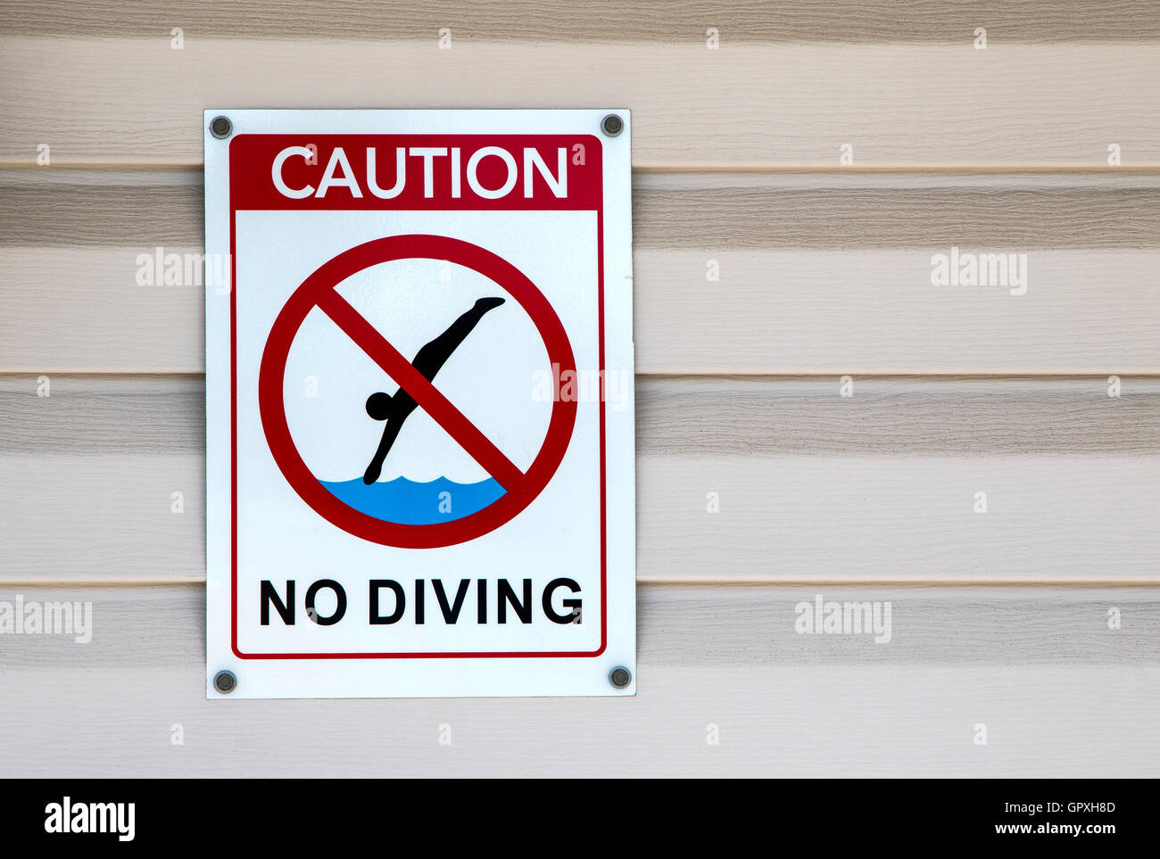 Un 'No Diving" segno da una piscina. Foto Stock