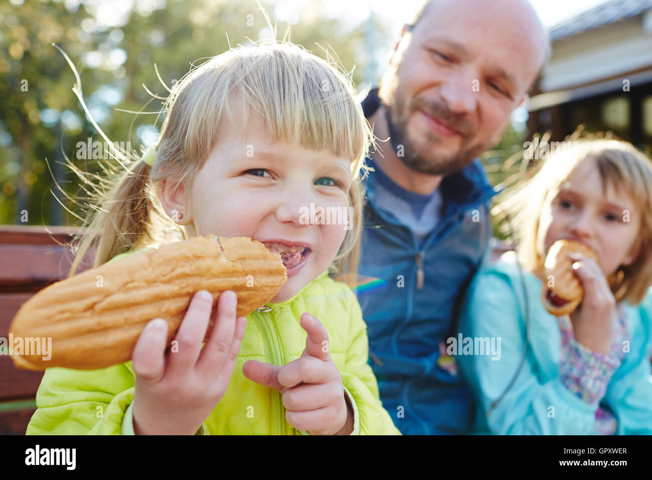 Papà ci ha dato hot dog! Foto Stock