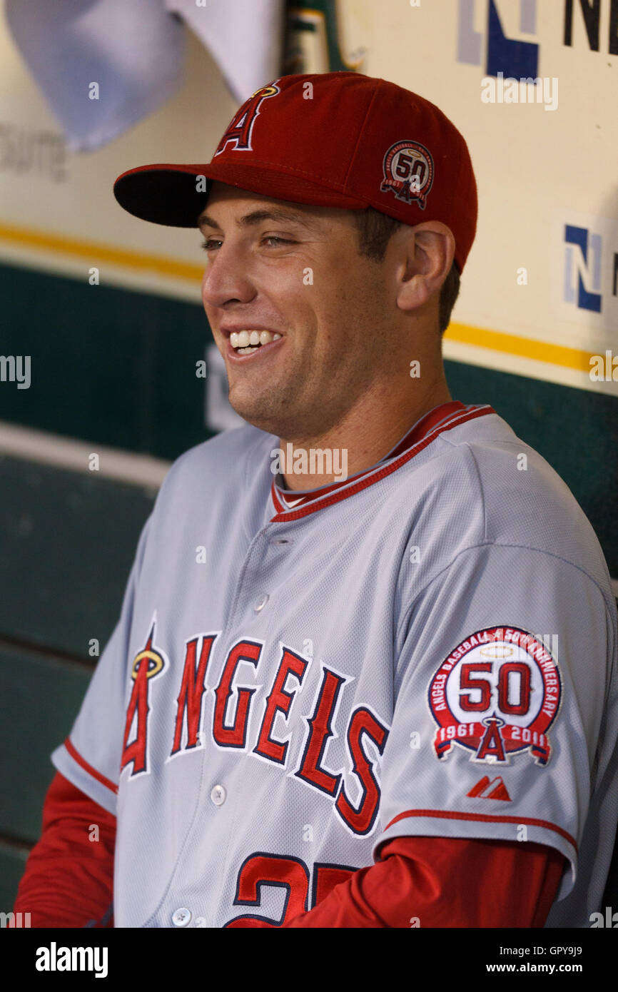 Maggio 16, 2011; Oakland, CA, Stati Uniti d'America; los angeles angeli center fielder Pietro bourjos (25) siede in panchina durante una pioggia di attesa prima che la partita contro Oakland atletica di Oakland-alameda county coliseum. oakland sconfitto los angeles 5-4 in dieci inning Foto Stock