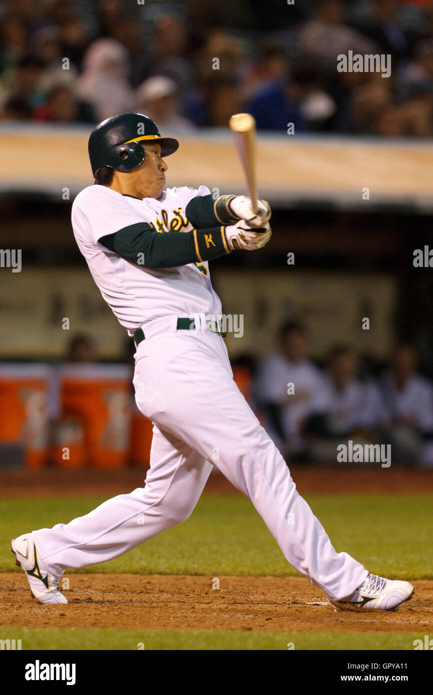 Maggio 18, 2011; Oakland, CA, Stati Uniti d'America; Oakland Athletics designato hitter Hideki Matsui (55) colpisce un RBI singolo contro il Minnesota Twins durante il sesto inning a Oakland-Alameda County Coliseum. Foto Stock