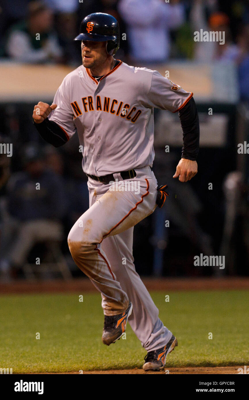 Giugno 18, 2011; Oakland, CA, Stati Uniti d'America; San Francisco Giants catcher Chris Stewart (37) punteggi una corsa contro la Oakland atletica durante la quinta inning a O.co Coliseum. Foto Stock