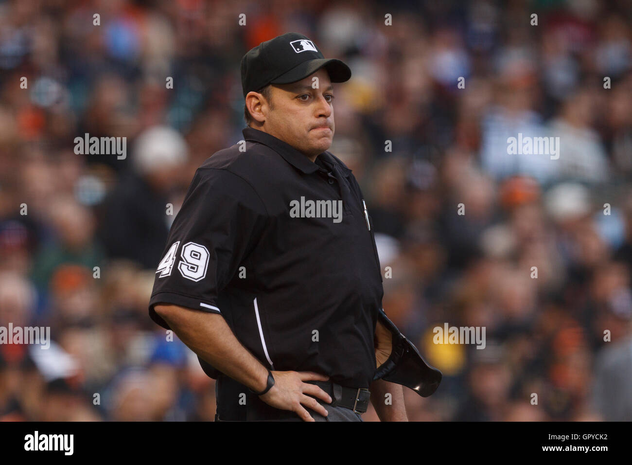 Giugno 22, 2011; San Francisco, CA, Stati Uniti d'America; mlb arbitro andy Fletcher (49) sta dietro la piastra di casa durante il primo inning tra i San Francisco Giants e del Minnesota Twins da at&t park. san francisco sconfitto minnesota 5-1. Foto Stock