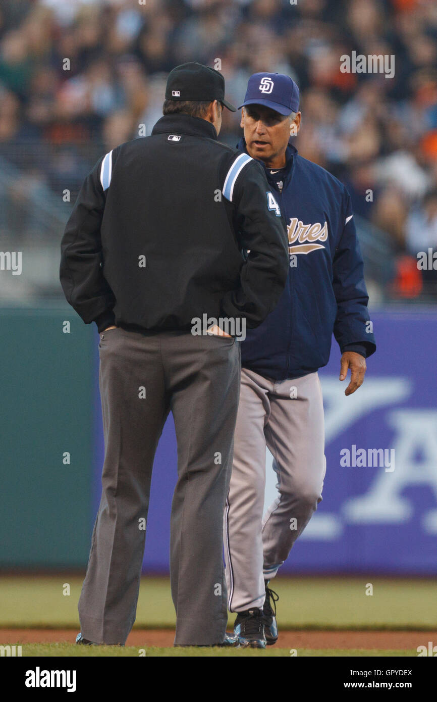 Luglio 7, 2011; San Francisco, CA, Stati Uniti d'America; San Diego Padres manager Bud nero (20) sostiene una chiamata con la MLB arbitro Andy Fletcher (49)durante il quarto inning contro i San Francisco Giants di AT&T Park. Foto Stock