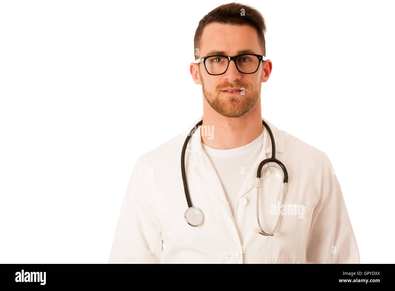 Bello il medico in veste bianca con uno stetoscopio attorno al collo isolato su bianco. Foto Stock