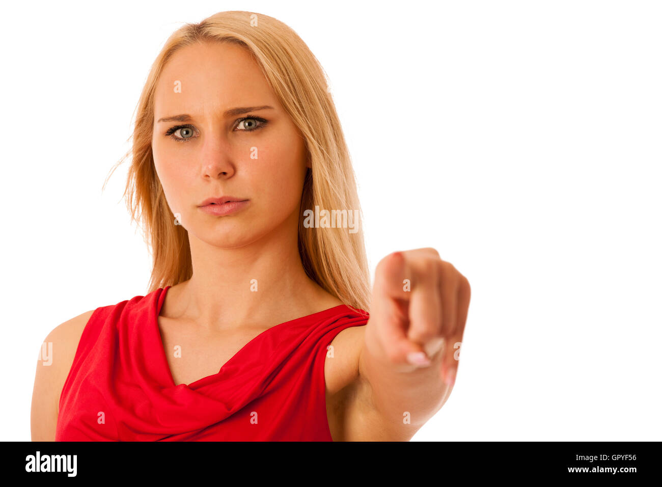 Business Woman in maglietta rossa rivolta verso una copia spazio isolato su sfondo bianco per uso commerciale Foto Stock