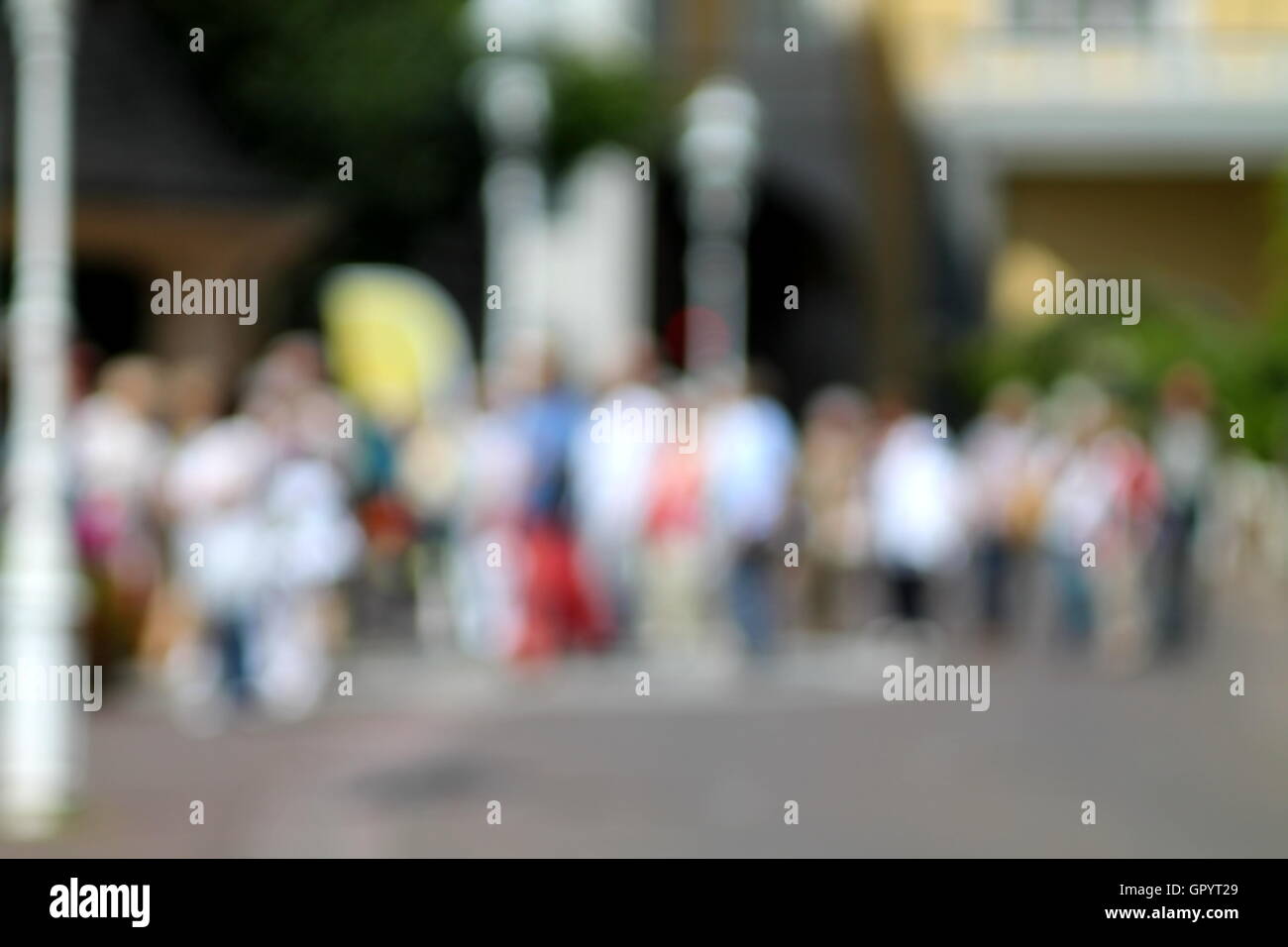 Abstract chiave di alta immagine sfocata di persone in attesa in una linea. Foto Stock
