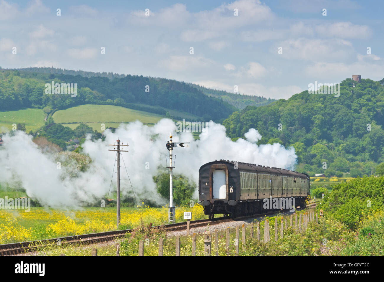 Motore a vapore 4160 tirando un treno sulla West Somerset Railway davanti a Torre Conygal vicino a Dunster in Somerset Foto Stock