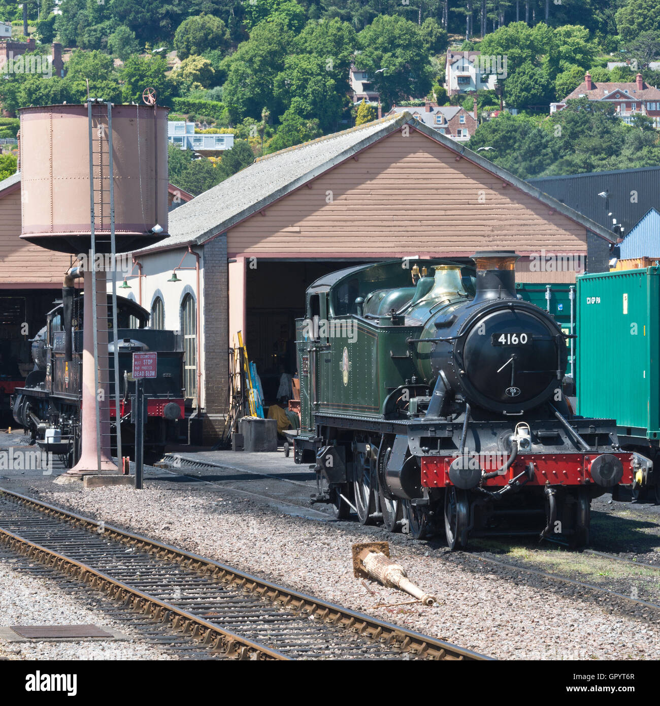 4160 seduti sulle piste al di fuori del motore capannoni a Minehead stazione sul West Somerset Railway Foto Stock