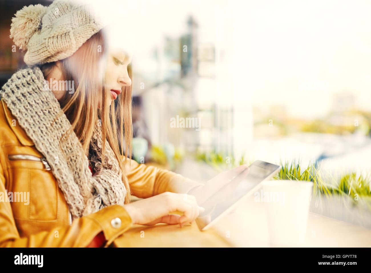 Studente il controllo della posta in Cafe Foto Stock