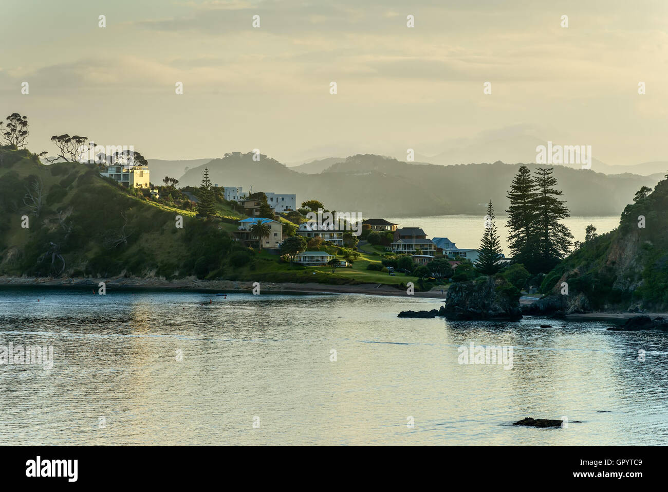 Il sole sorge su una calma e splendida mattina in Nuova Zelanda la Baia delle Isole Foto Stock