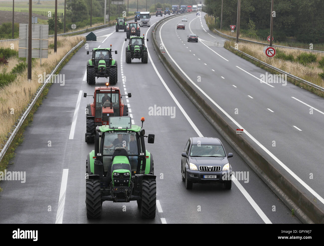 Gli agricoltori francesi unire il blocco da una giunzione autostradale lungo la A16 nei pressi di Calais in Francia come parte di una campagna per la giungla campo migrante per essere demolita. Foto Stock
