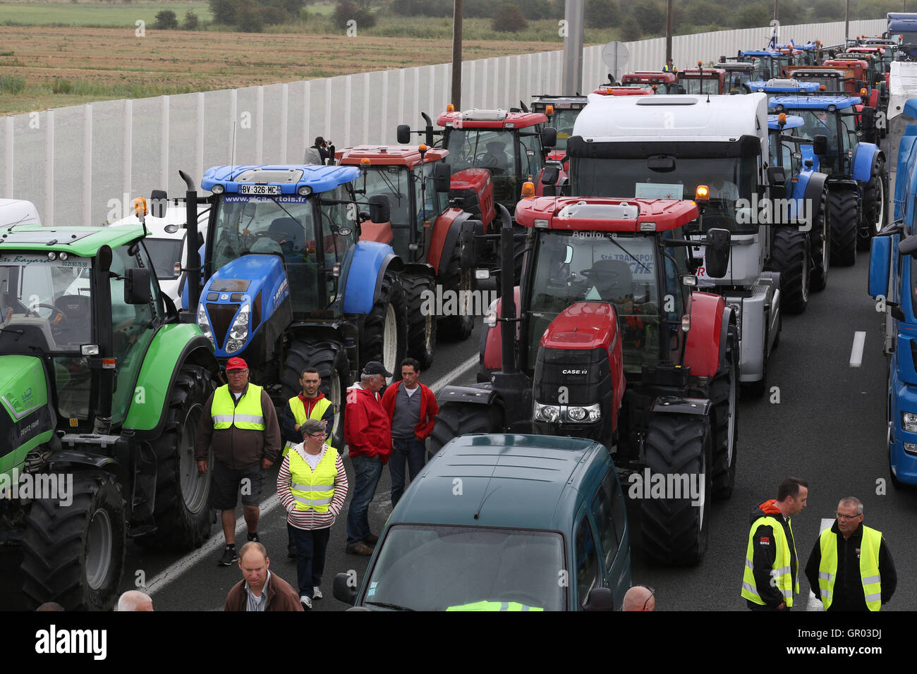 I trattori e i camion del blocco, l autostrada A16 nei pressi del porto di Calais in Francia come parte di una campagna per la giungla campo migrante per essere demolita. Foto Stock