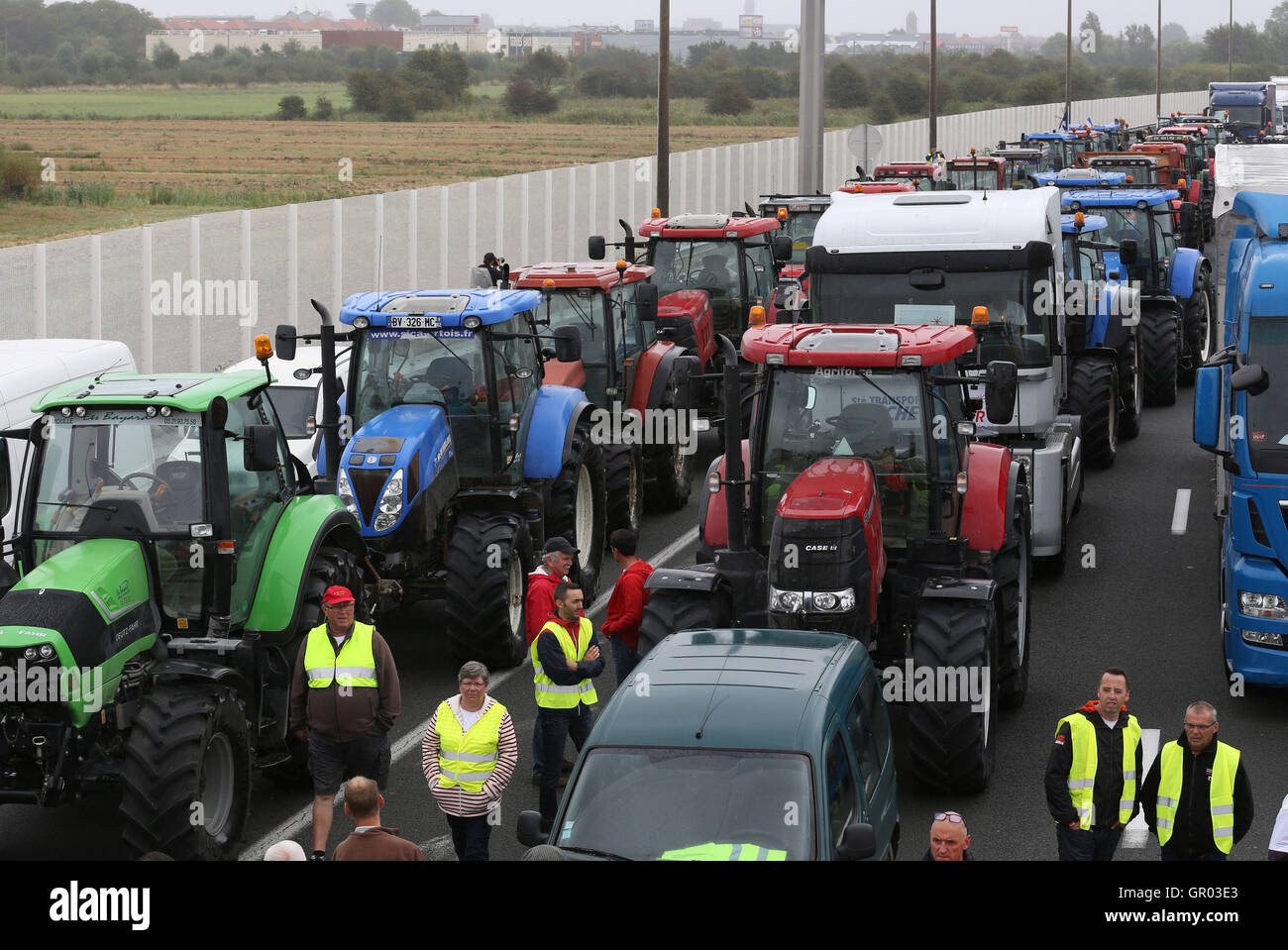 I trattori e i camion del blocco, l autostrada A16 nei pressi del porto di Calais in Francia come parte di una campagna per la giungla campo migrante per essere demolita. Foto Stock
