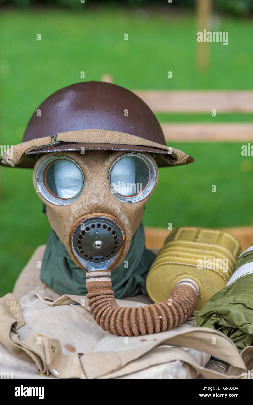 WWI maschera a gas e casco Foto Stock