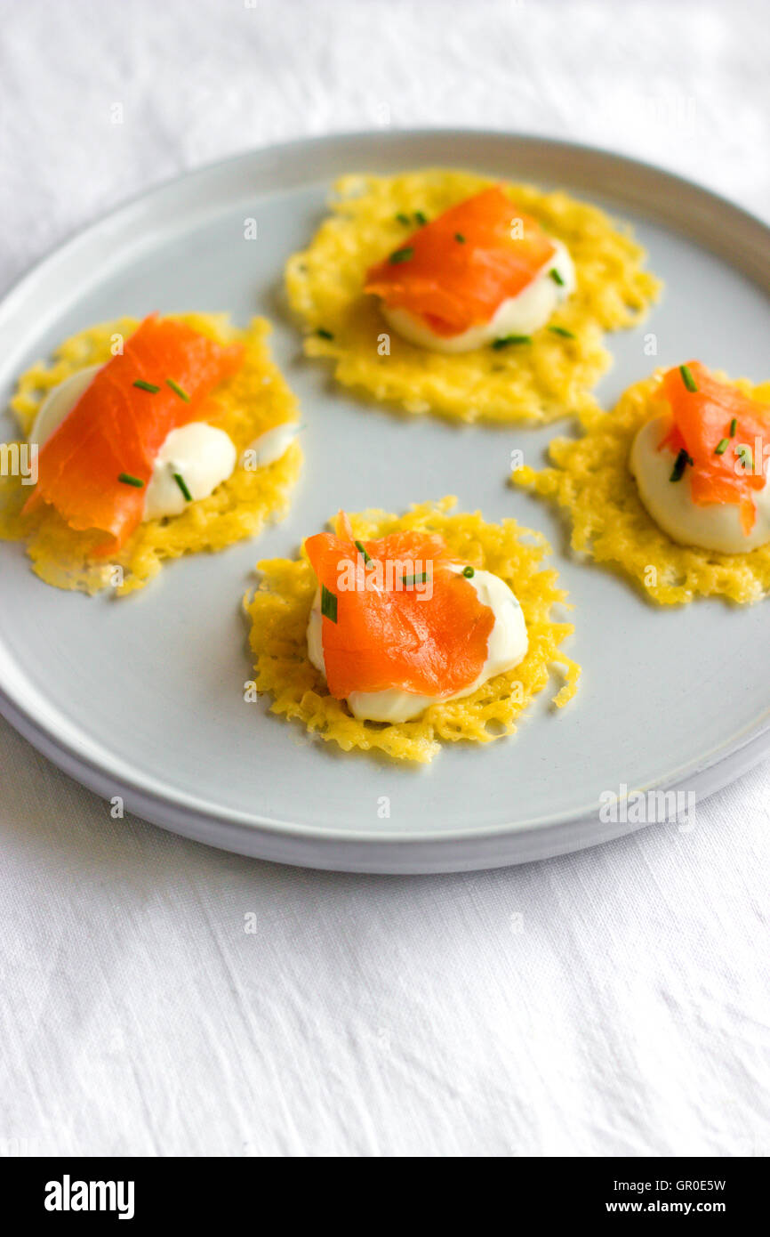 Salmone e crema di formaggio crostini Foto Stock