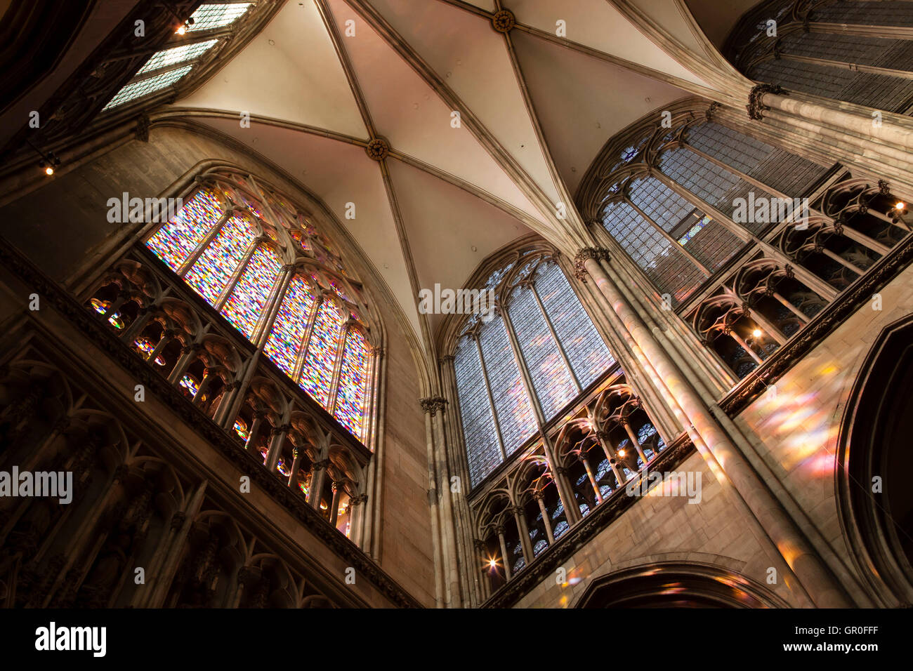 Germania, Colonia, all interno della cattedrale, la finestra dall'artista Gerhard Richter nel transetto meridionale. Foto Stock