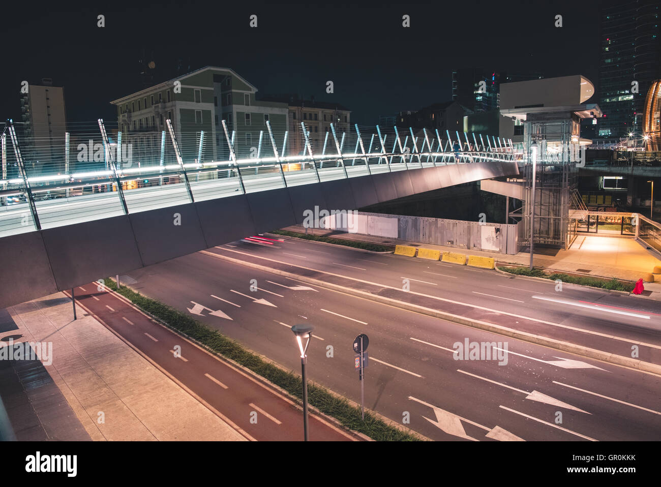 Il traffico veloce e cavalcavia pedonali nella moderna città di notte Foto Stock