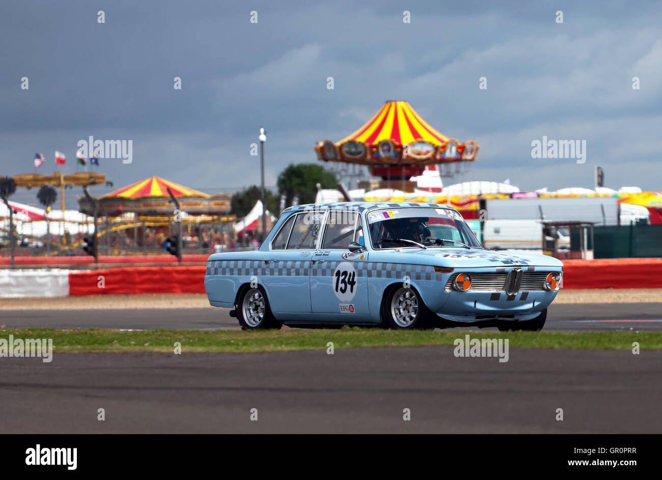 Tony legno una guida 1965, BMW 1800 Ti, durante le qualifiche per il John Fitzpatrick trofeo per al di sotto di 2 litro Touring Cars. Foto Stock