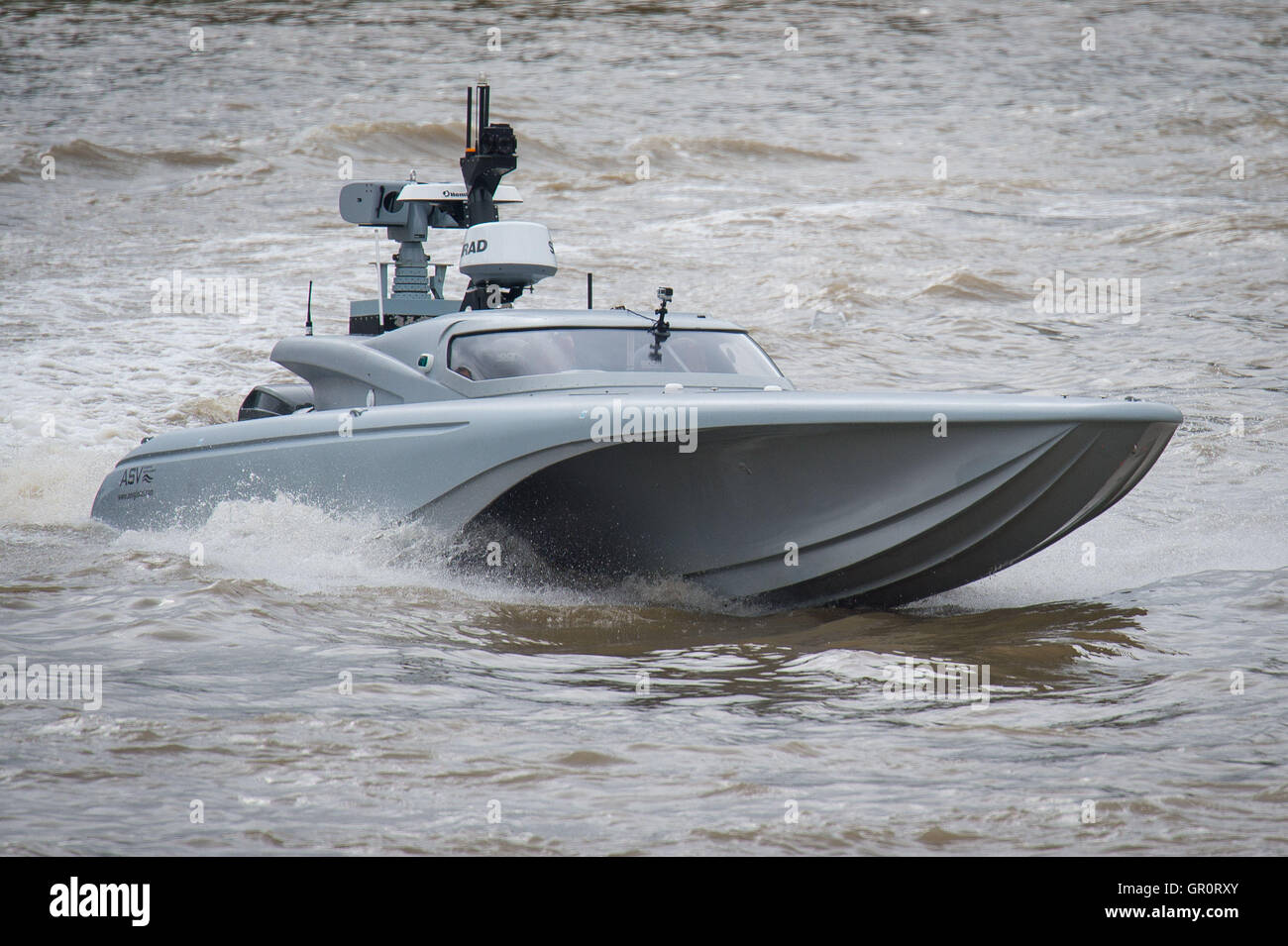 Il Maritime autonomia banco di prova di superficie (montante), una superficie senza equipaggio nave (USV) è testato sul fiume Thames, London, come parte dei preparativi per la Royal Navy di "Unmanned Warrior" programma di prova questo autunno. Foto Stock