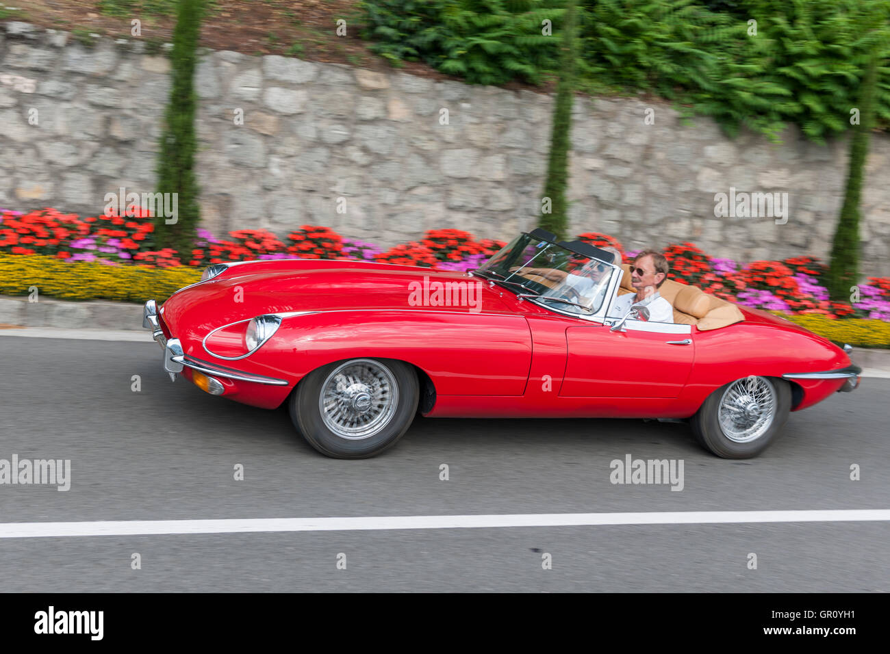 Scena, Italia - Luglio 08, 2016: Jaguar E-type Roadster sulla scena strada verso la scena village Foto Stock