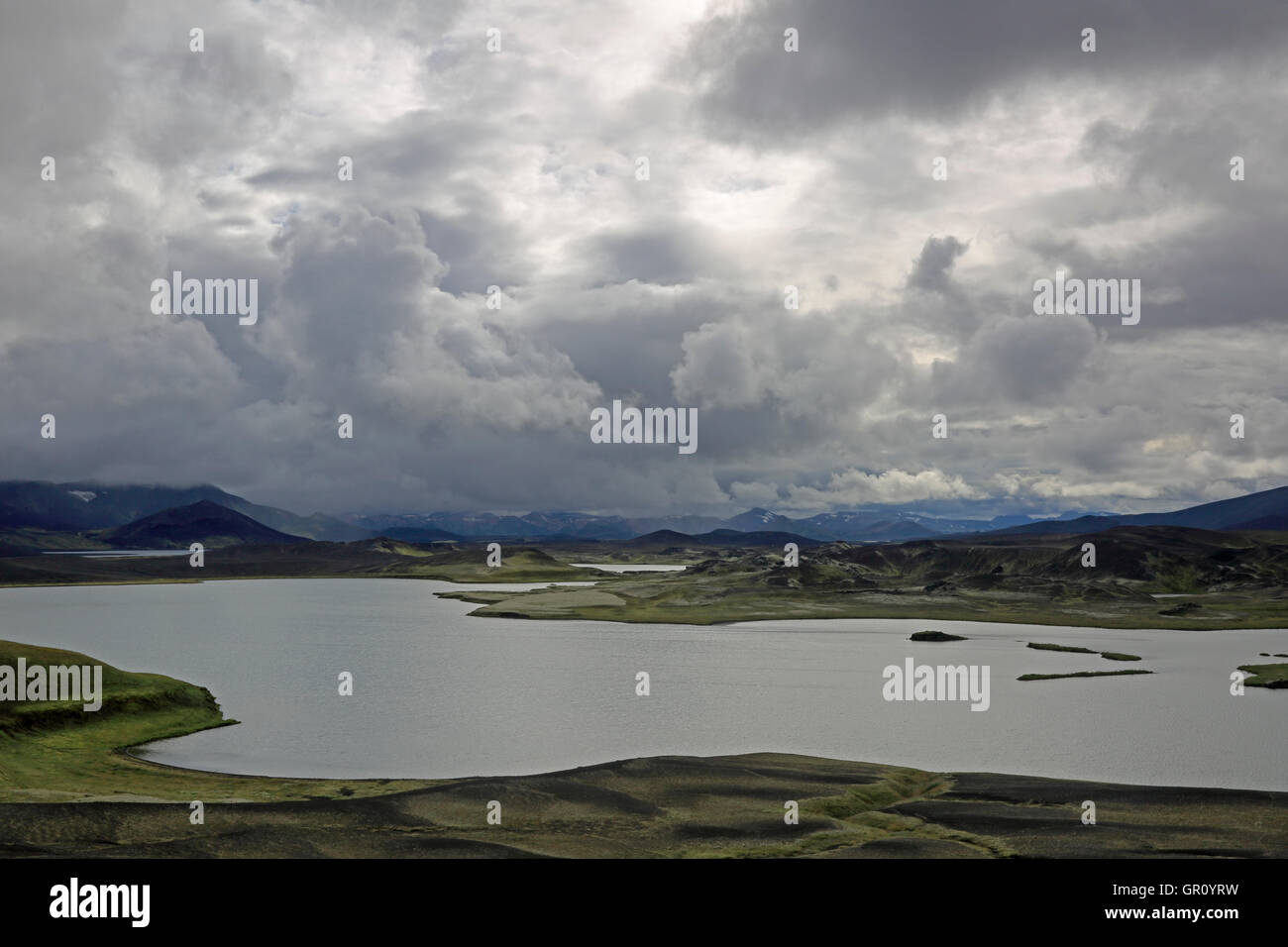 Vista su un lago nelle Highlands di Islanda con un cielo tempestoso Foto Stock
