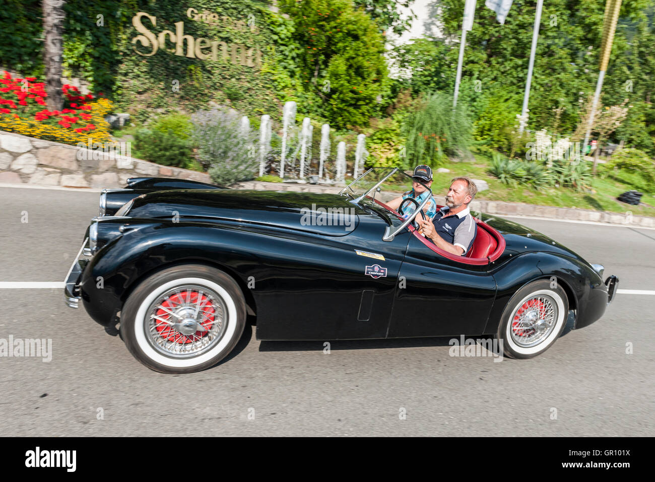 Scena, Italia - Luglio 08, 2016: la Jaguar XK120 OTS SE sulla scena strada verso la scena village Foto Stock