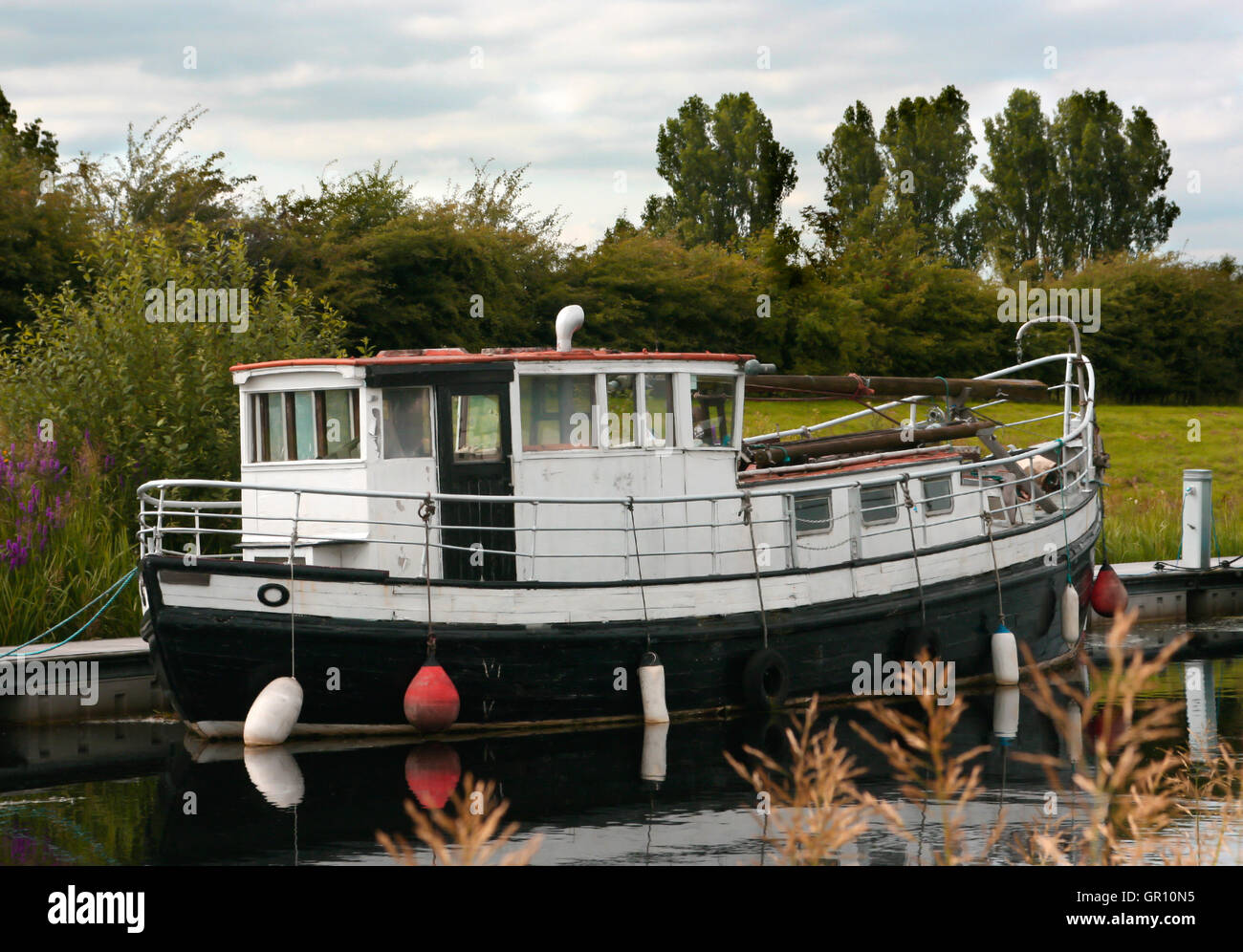 In bianco e nero la barca ormeggiata in canal da alzaia Foto Stock