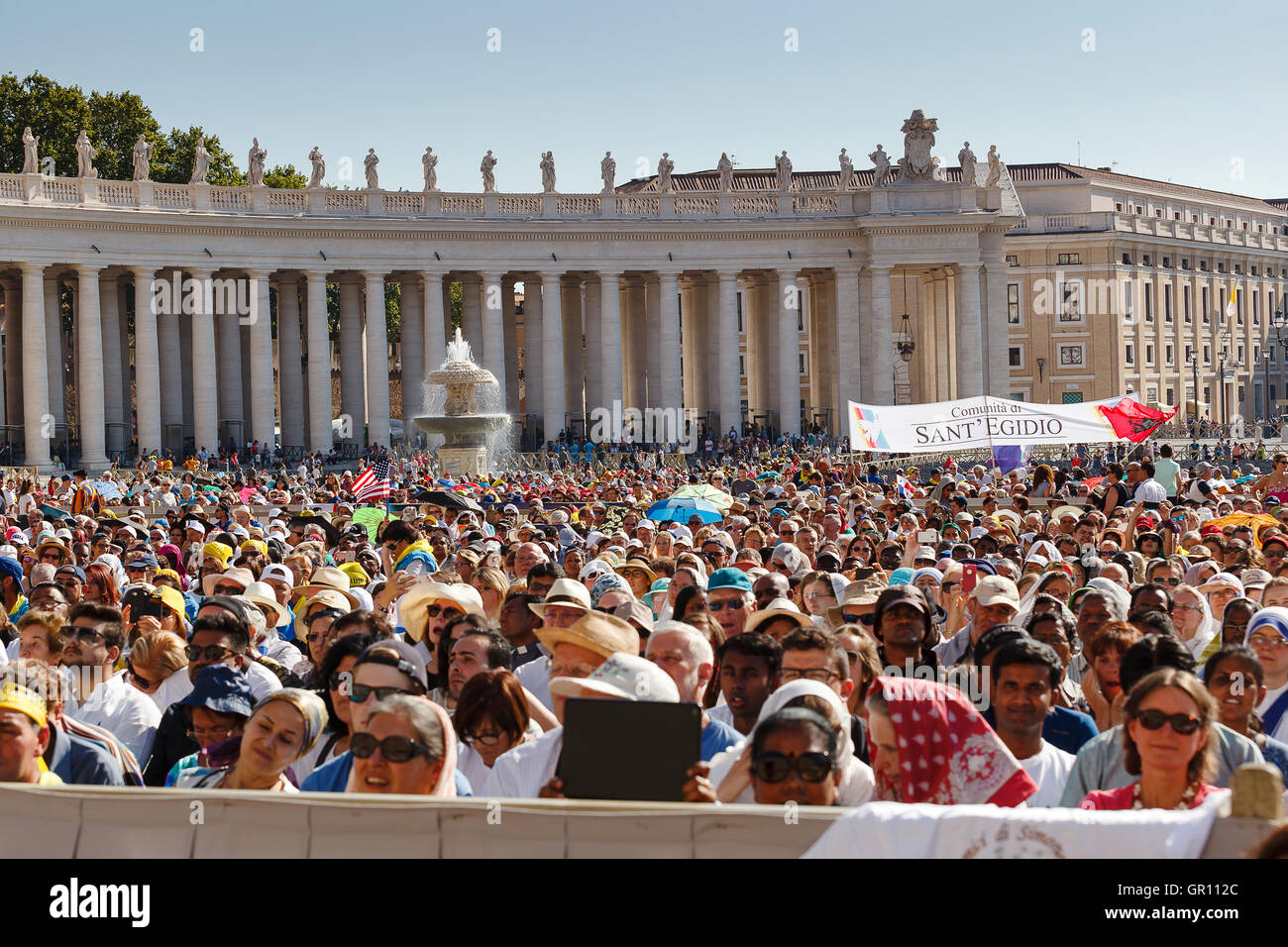 Roma, Italia - 3 Settembre 2016: la folla in Piazza San Pietro, in occasione della santificazione di Madre Teresa di Calcutta Foto Stock