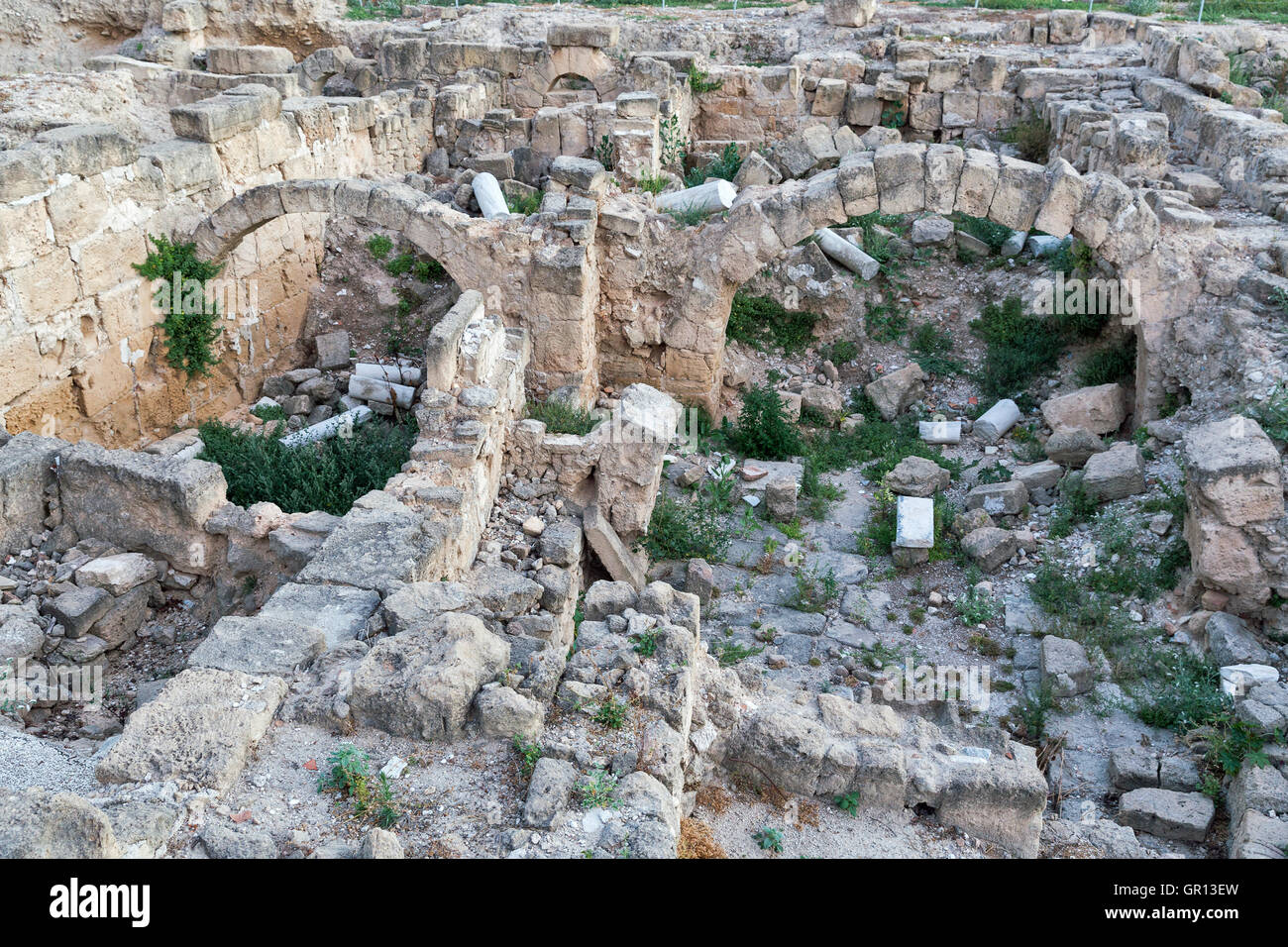 Fra le antiche rovine di Paphos a Cipro. Basilica Paleocristiana courtyard di Kato Paphos. Foto Stock
