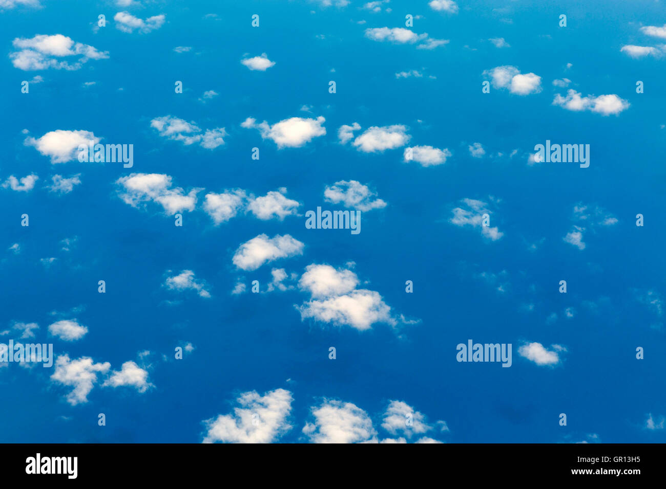 Mare Mediterraneo vista dall'aereo sopra le nuvole Foto Stock